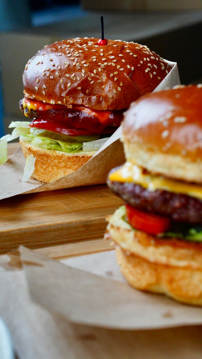 Mouthwatering cheeseburgers with fresh lettuce and tomato in Niğde, Türkiye.